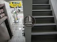 玄関から折り返すように造られた階段です