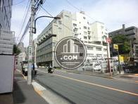 車通りのある前面通り