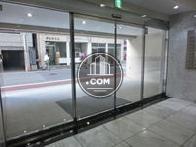 エントランスへの扉は大きく採光が取れます