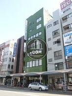 目立つ色調の建物