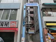通り沿いに入り口です