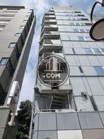 正面向って左側には階段が設置されています