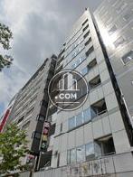 向って右側にバルコニーが設置されています