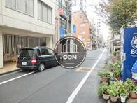 玄関前の落ち着いた通り