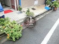 スロープの固定された玄関口の床面
