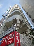 交差点に面して設置されています