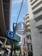 大通り上部には高速道路が通っています