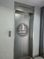 シンプルなエレベーター扉です