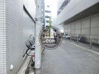 玄関前の通り