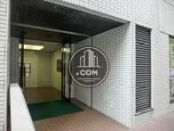 外観と同じく白のタイル張りです