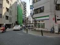 建物を道路で囲まれている立地です