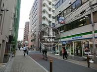新宿通りから入った立地です