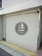 シャッターの設置された駐車場
