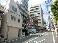 先は新宿通りです