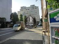 前面には歩道があります