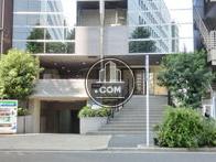 通りの反対側から見た入口部分です