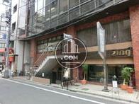 通りから少し入った場所にあります。