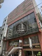 大きなガラス窓が印象的です