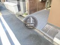 緩やかな傾斜を用いた床面
