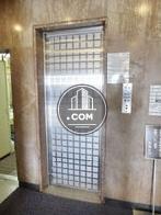 正方形の模様が施されたエレベーター扉