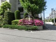 植栽の花が目を惹きます