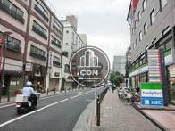 細い道路ですが、車通りは多めです