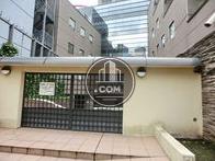 側面道路からの出入口です