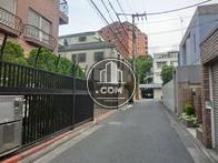 裏路地にございます
