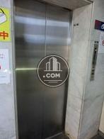 シルバーのエレベーター扉