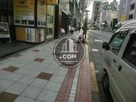 物件前の歩道は、歩きやすく綺麗に舗装されています