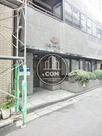 建物左側に正面玄関があります