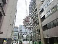 隣地のビルでは改修工事が行われております