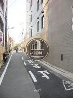 建物左側は小さな路地になっております