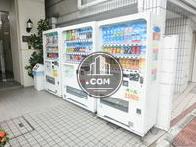 玄関口に自動販売機が設置されております