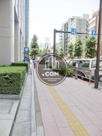 緑が点在する玄関周り