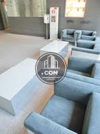 ソファーが配置されています