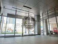 ガラスで囲われた玄関口