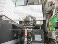 艶のある玄関が特徴的