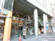 吹き抜けで開放的