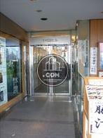 手動の正面玄関扉