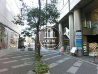 すっきりとした空間のうら通り