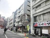 周辺は低層ビルが建ち並びます