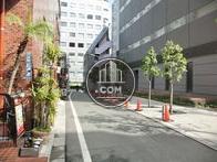 建物正面に細い路地があります