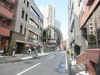 前面道路左手　赤坂駅方面