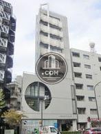 2階3階部分の楕円型の窓が印象的です