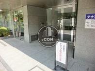 立派な石造りの正面玄関