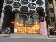 ガラス張りの1階店舗は良い目印です