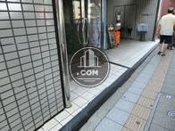 歩道との間に段差があります