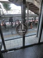 エントランス内より通りを撮影
