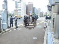 玄関口前の幅広い歩道エリア